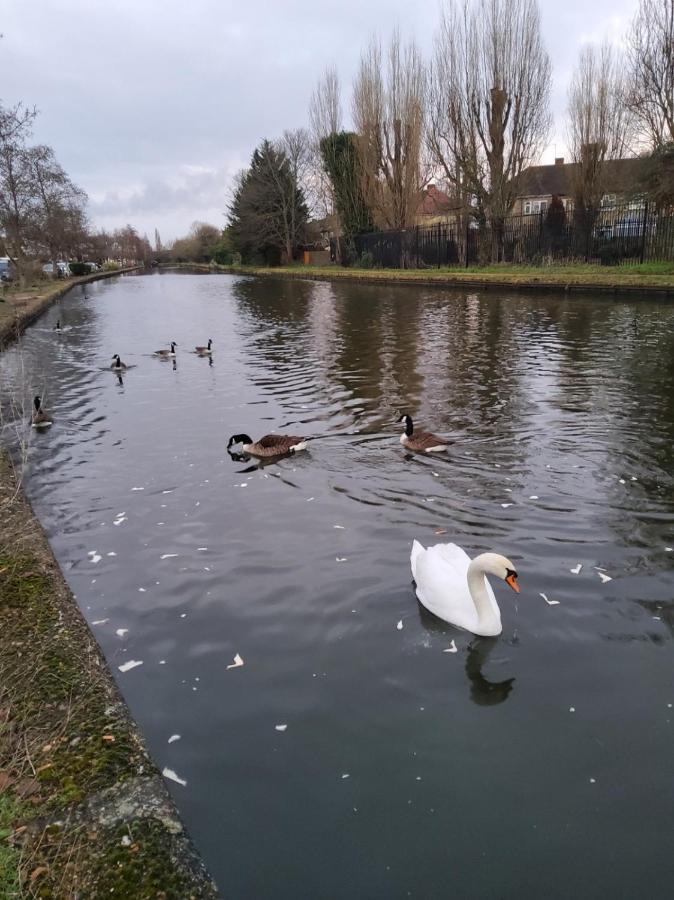 Canal View Suites: Spacious Comfort with Free Parking Southall Exterior photo